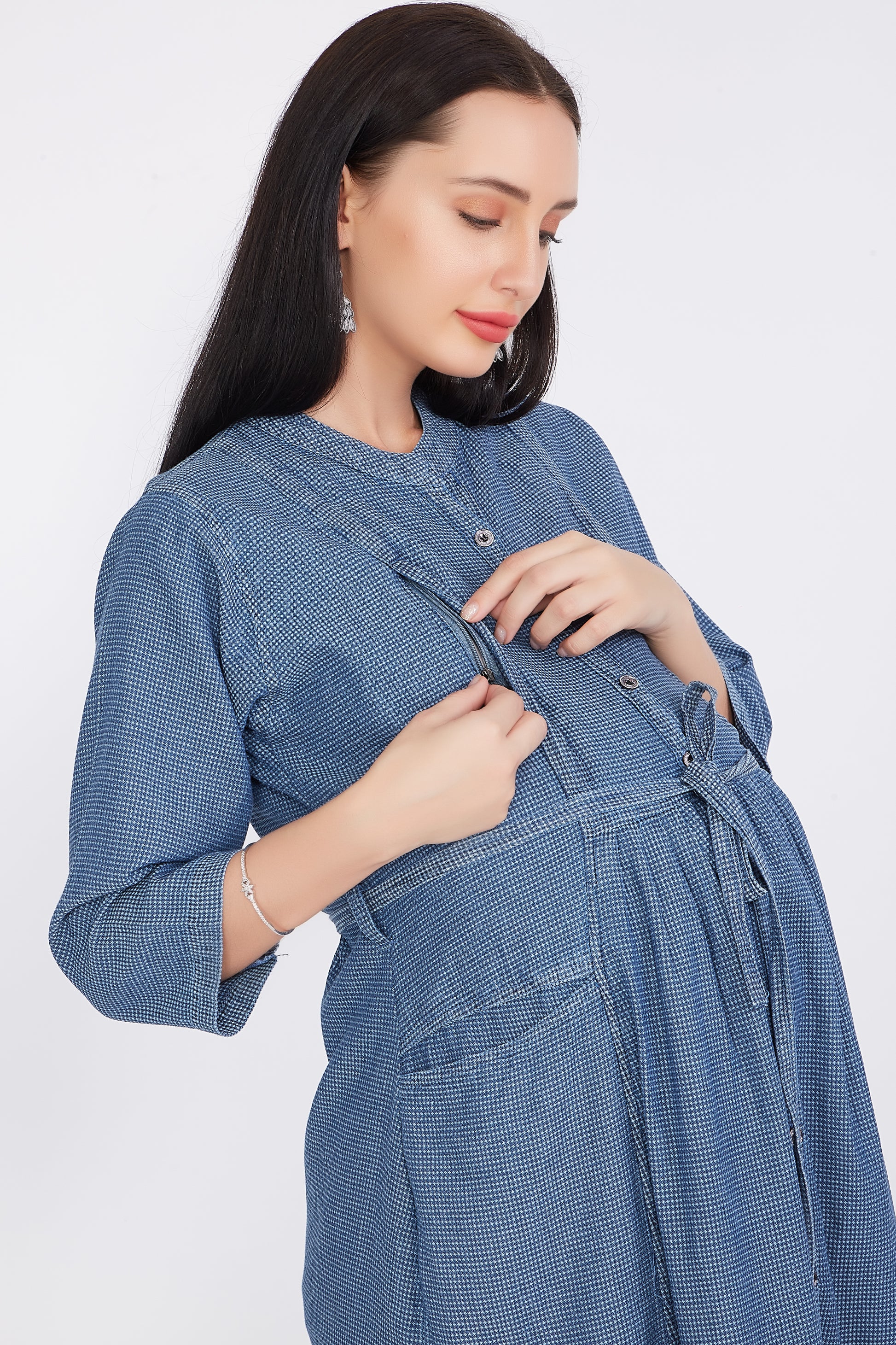 Close-up of vertical zipper on Cefalu®️ Women’s Blue Maternity Dress, highlighting the durable and functional design.