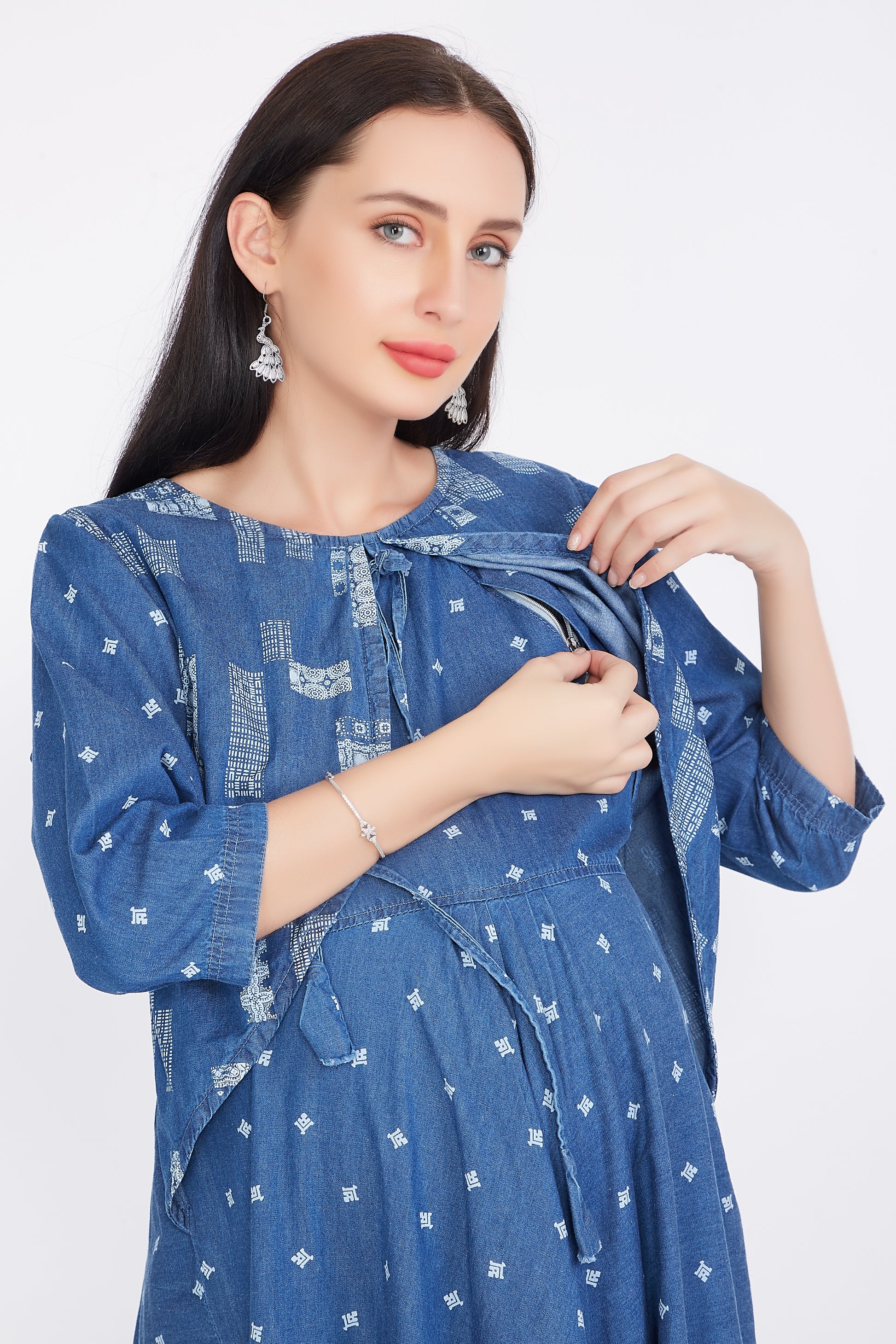 Close-up view of the zipper on Cefalu®️ Women’s Blue Maternity Dress, highlighting the smooth, functional design for easy wear and versatility.