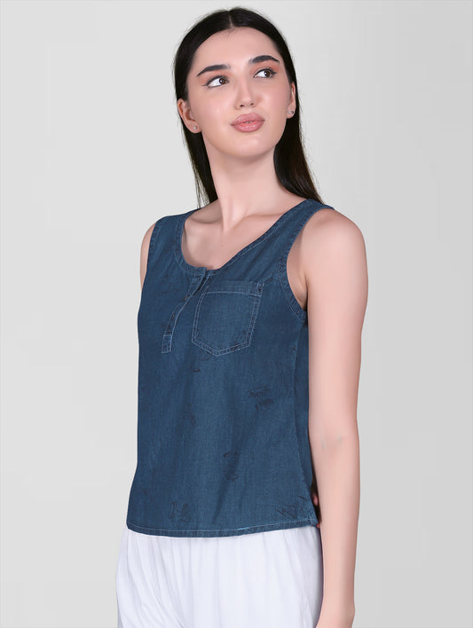 Detail of the small front pocket on Cefalu Women’s Blue Denim Crop Top.